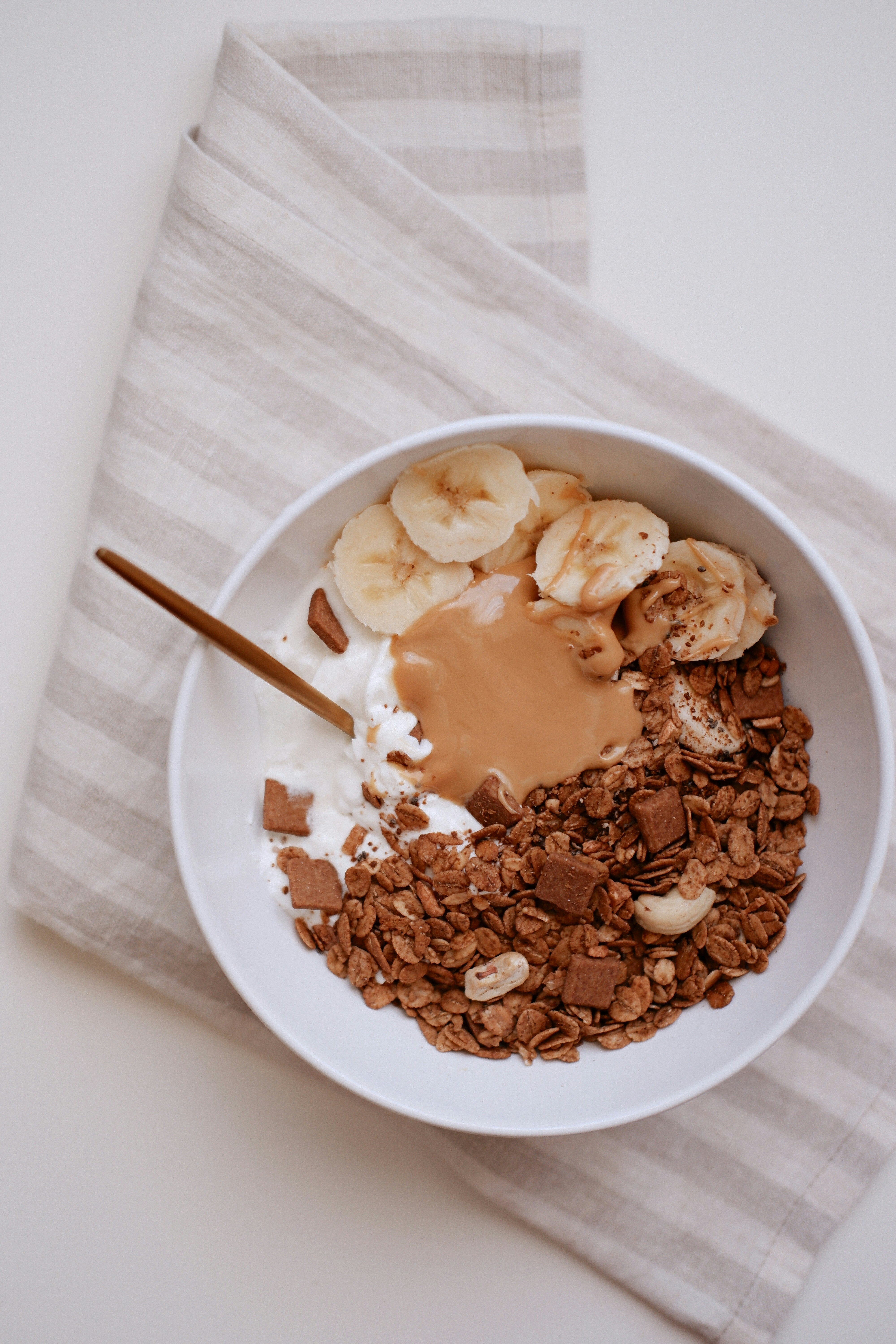 granola bowl avec fromage blanc, granola au chocolat croquant, peanut butter et banane